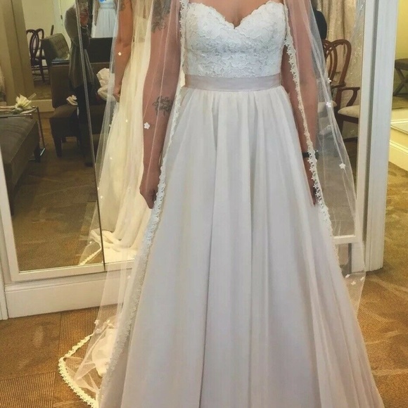 ***STUNNING WEDDING DRESS*** - Picture 2 of 5